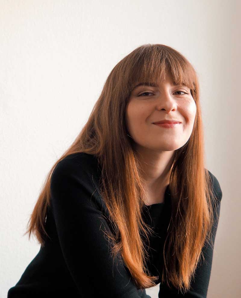 Portrait einer Frau mit langen Haaren und Pony