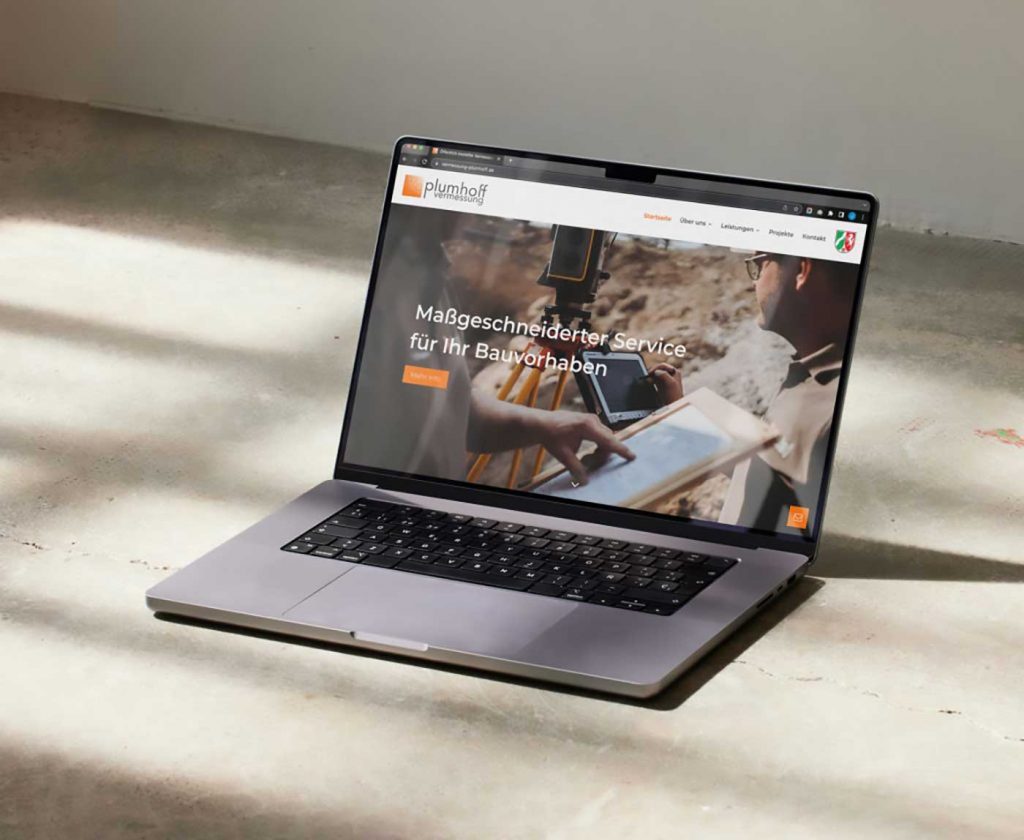 Laptop auf einer Beton-Fläche mit der Detailansicht einer Webseite