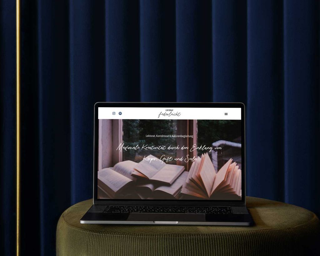 Laptop mit der Detailansicht einer Webseite